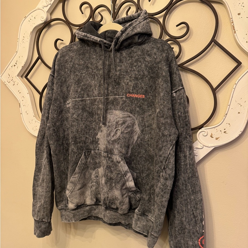 Justin Bieber Changes Hoodie